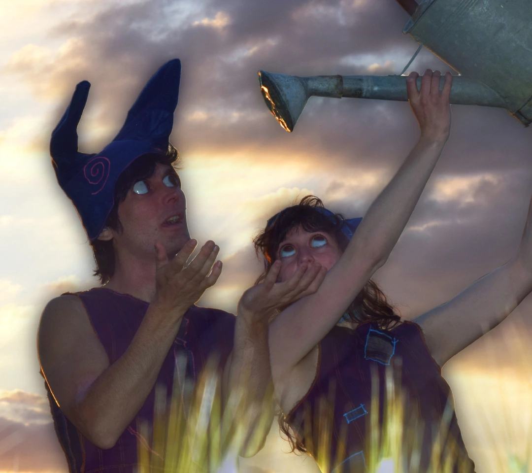 Blaise et Nico en costume bleu levant les mains vers un arrosoir, photo promotionnelle pour leur EP Le Pépin